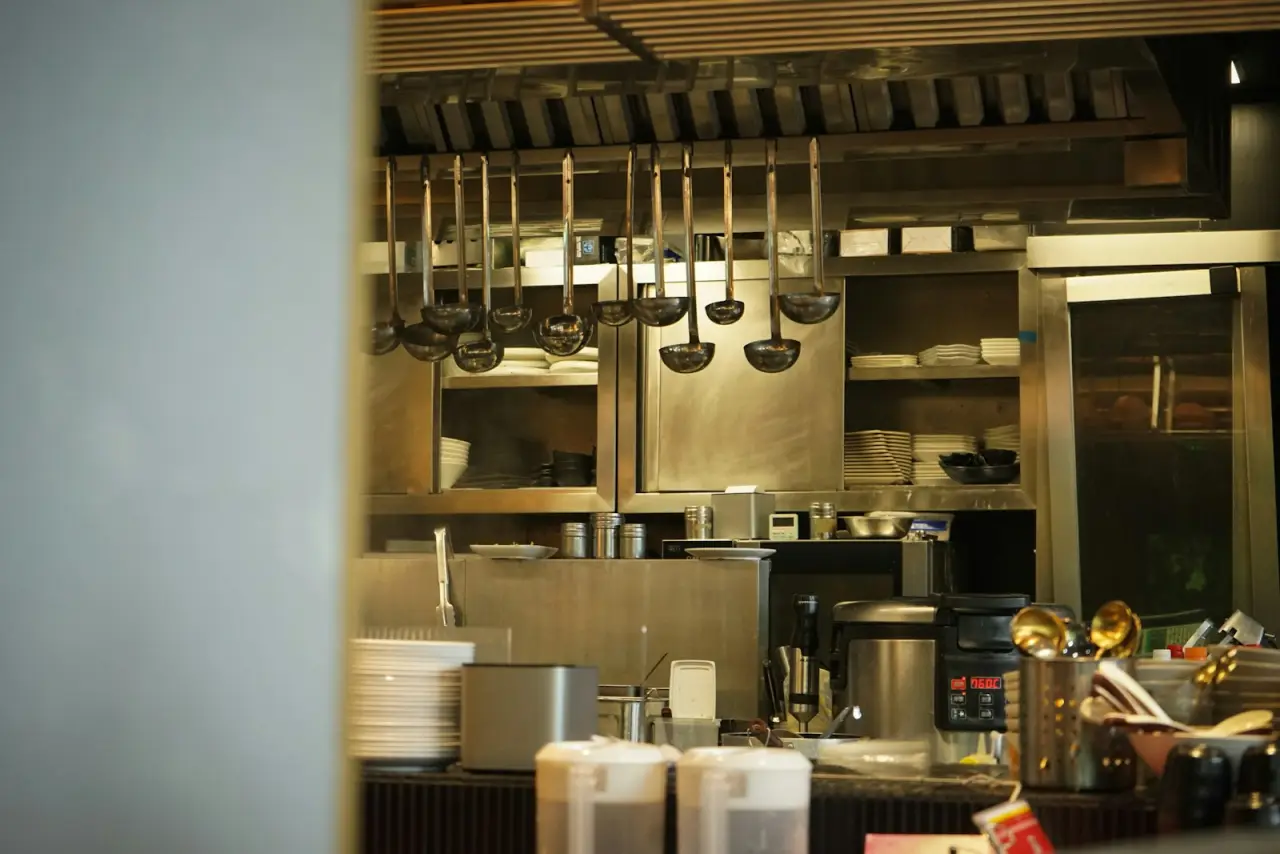 Cocina profesional de acero inoxidable de un restaurante