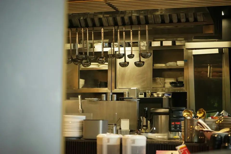 Cocina profesional de acero inoxidable de un restaurante