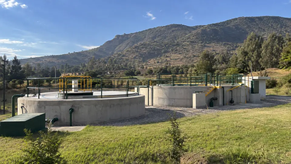 Planta compacta de tratamiento de aguas servidas de un condominio, con estanques de hormigón y barandas