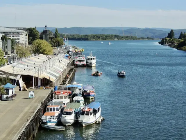 Costanera de Valdivia con lanchas en el río