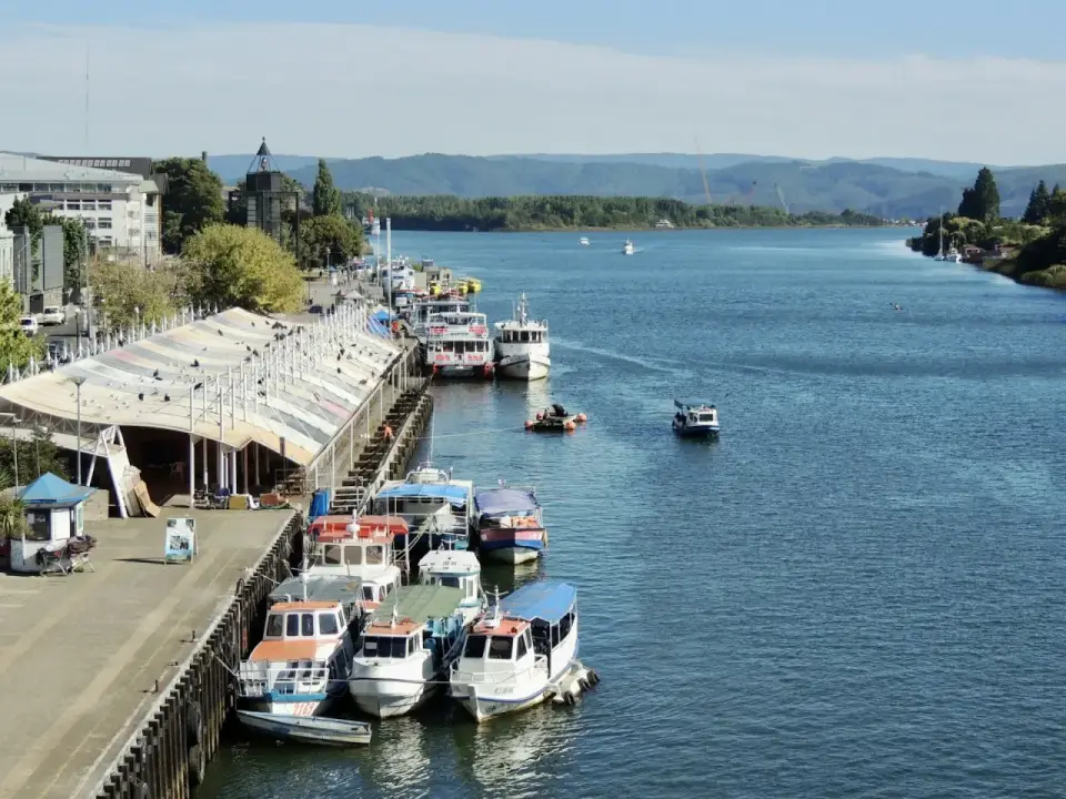 Costanera de Valdivia con lanchas en el río